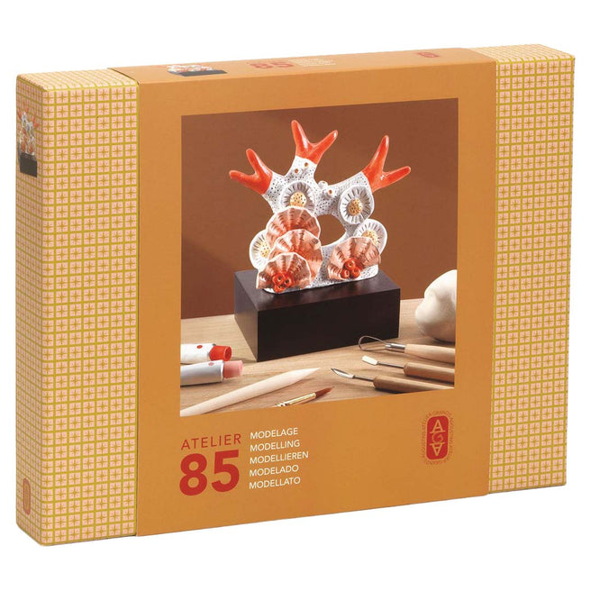 Djeco knutselset atelier 85 verpakking met een voorbeeld van een geboetseerd koraalstuk en gereedschap.