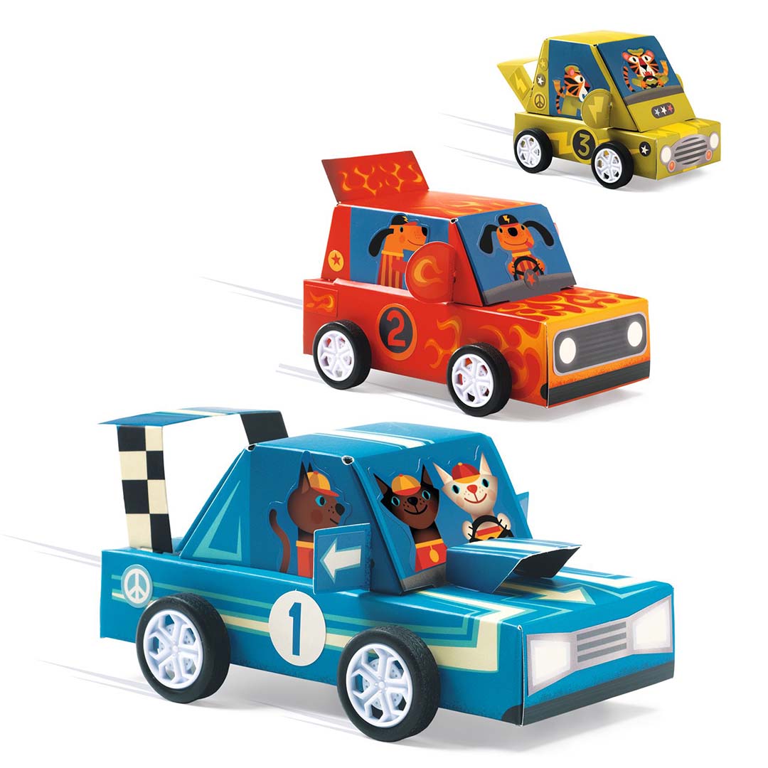 Drie Djeco knutsel raceauto's in blauw, rood en geel, elk met dierenfiguren als coureurs.