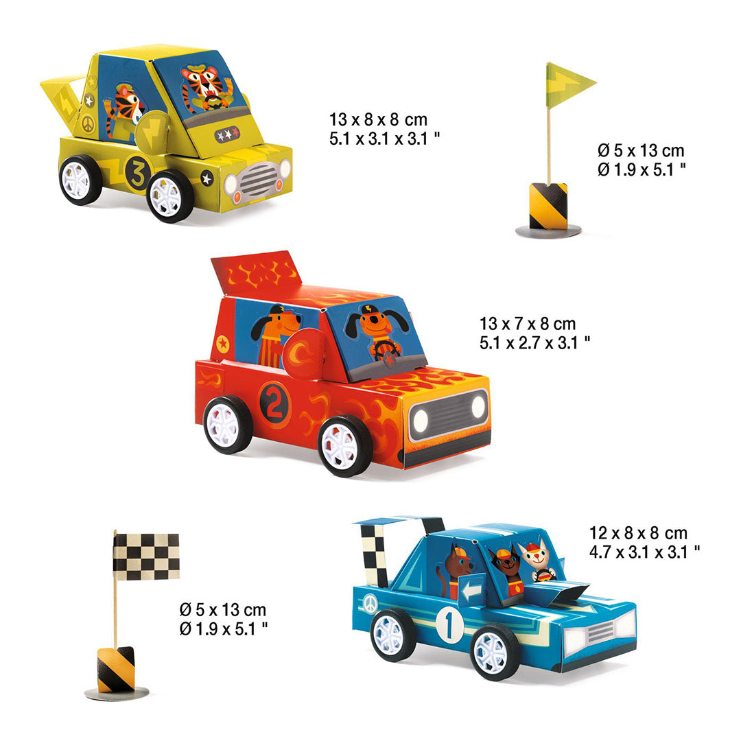 De drie Djeco knutsel raceauto's in blauw, rood en geel, met hun afmetingen en twee vlaggen.