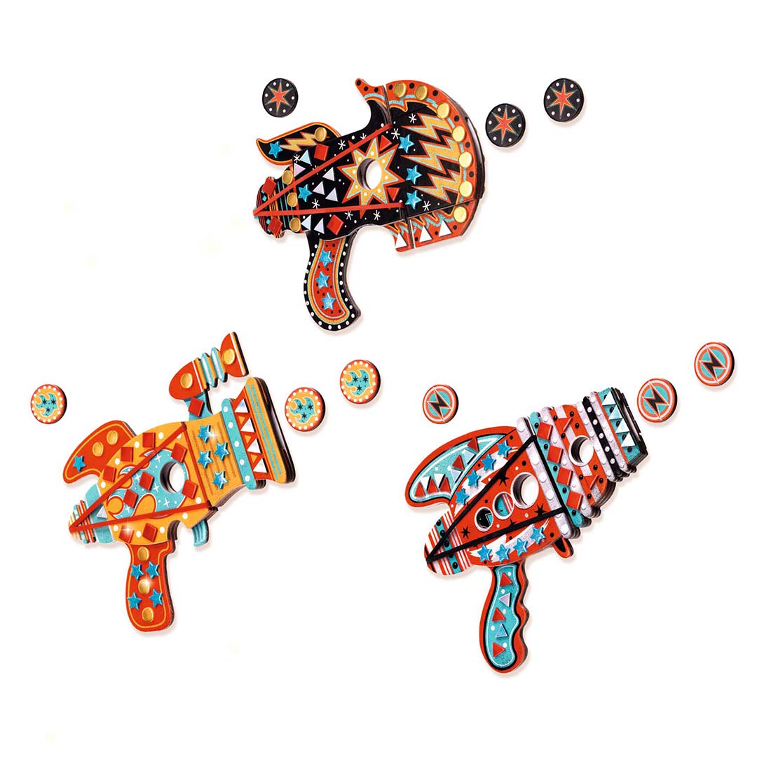 Drie versierde mozaïek raketten/blasters met tokens eromheen, van bovenaf gezien.