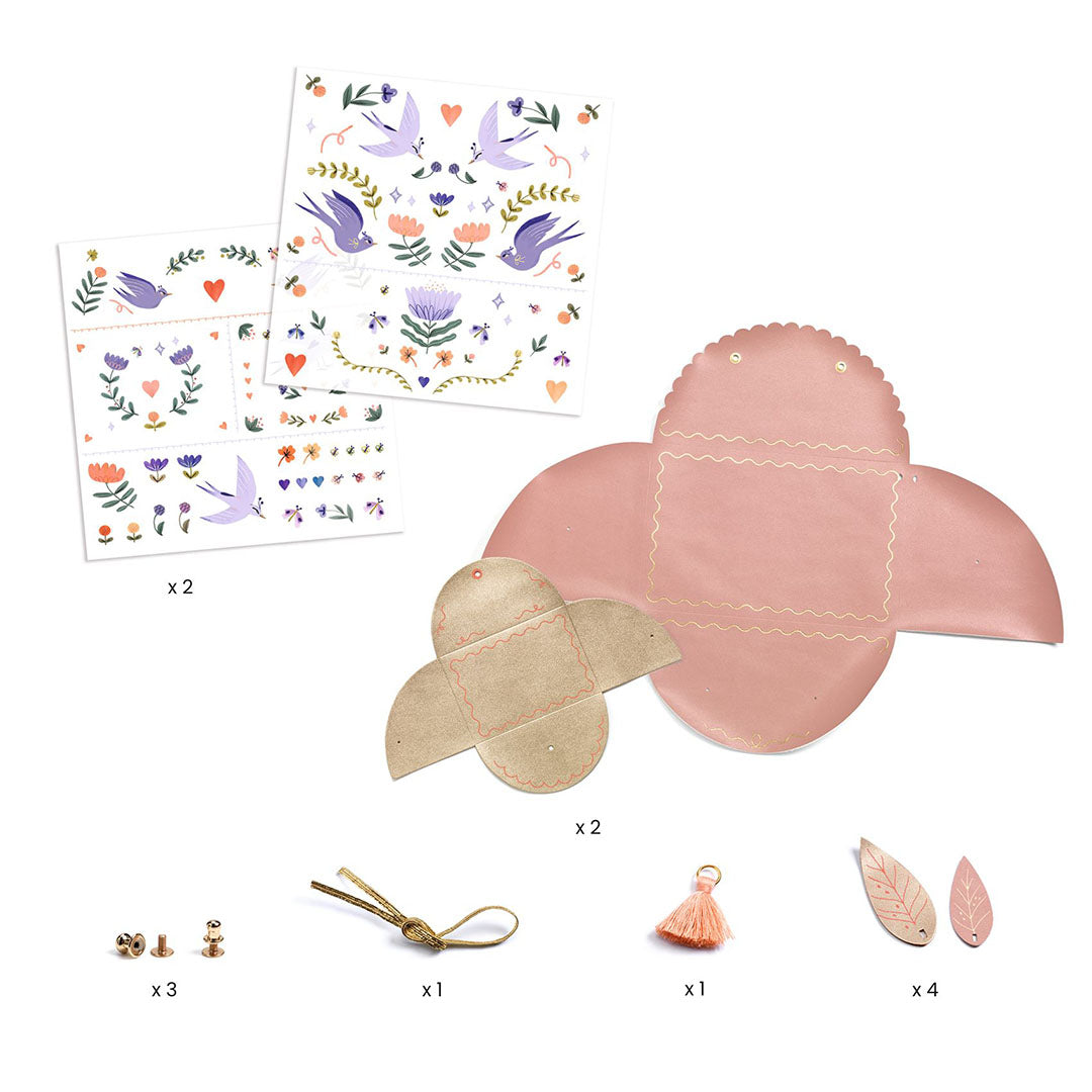 Alle onderdelen van de Djeco knutselset voor tasjes, inclusief voorbedrukte stukken, stickers en decoraties.