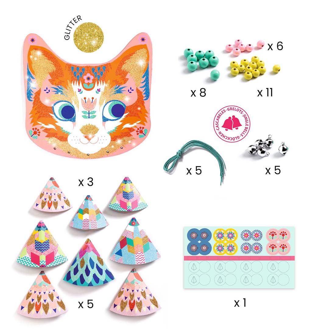 Alle onderdelen van de Djeco knutselset voor de katten windgong, inclusief kralen, papier en het kattenhoofd.