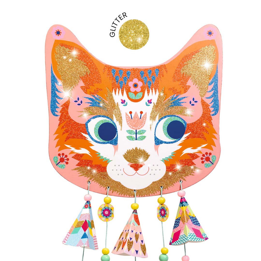 Detail van de Djeco knutselset windgong met een kattenhoofd versierd met glitter en kralen.