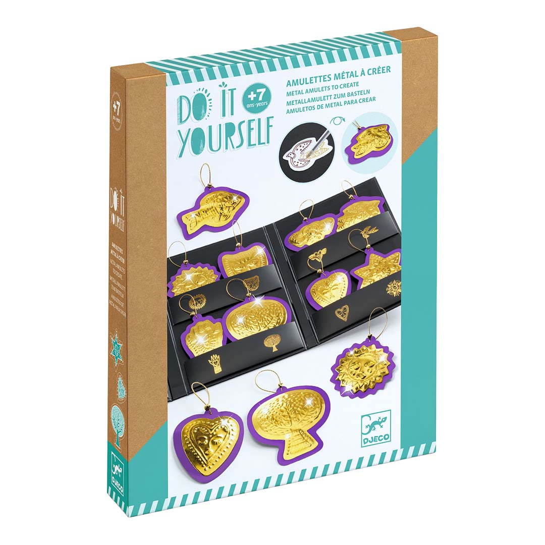 Djeco knutselset DIY amuletten verpakking met voorbeelden van gouden amuletten.