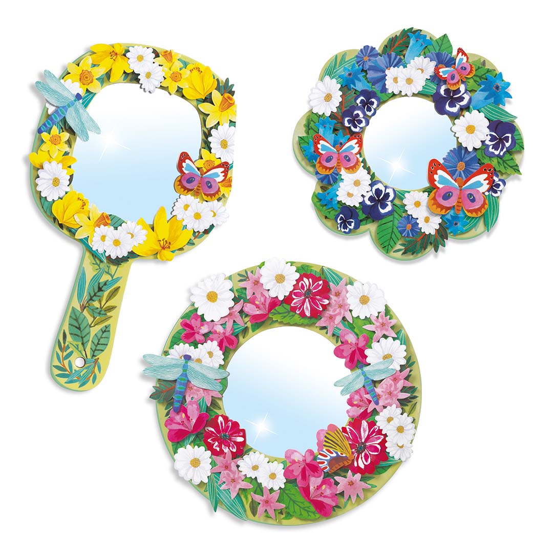 Drie versierde spiegels van de knutselset, met bloemen, vlinders en libellen.