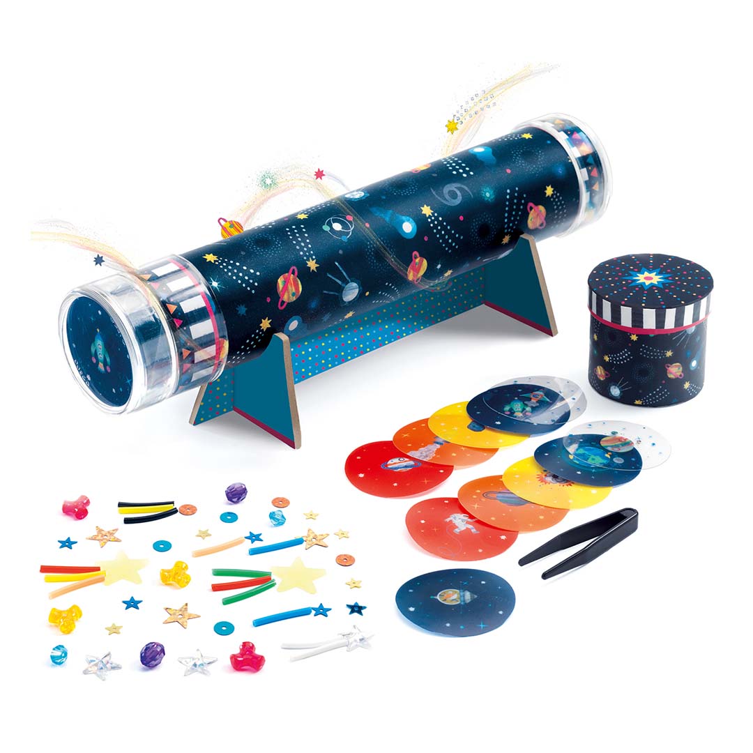 De Djeco DIY caleidoscoop met heelalthema, inclusief standaard en alle decoratieve onderdelen.