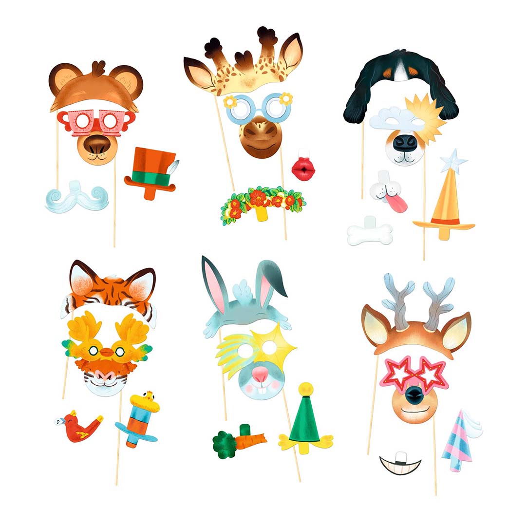 Een collectie van zes verschillende Djeco dierenselfie photobooth props op stokjes, klaar voor gebruik.