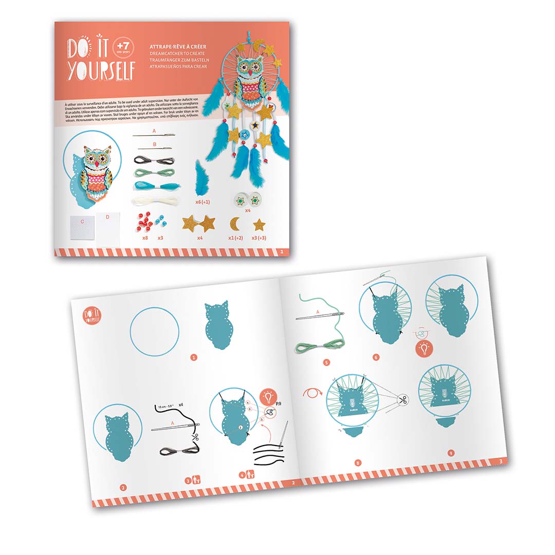 Het open instructieboekje van de knutselset met stappen voor het maken van de dromenvanger.