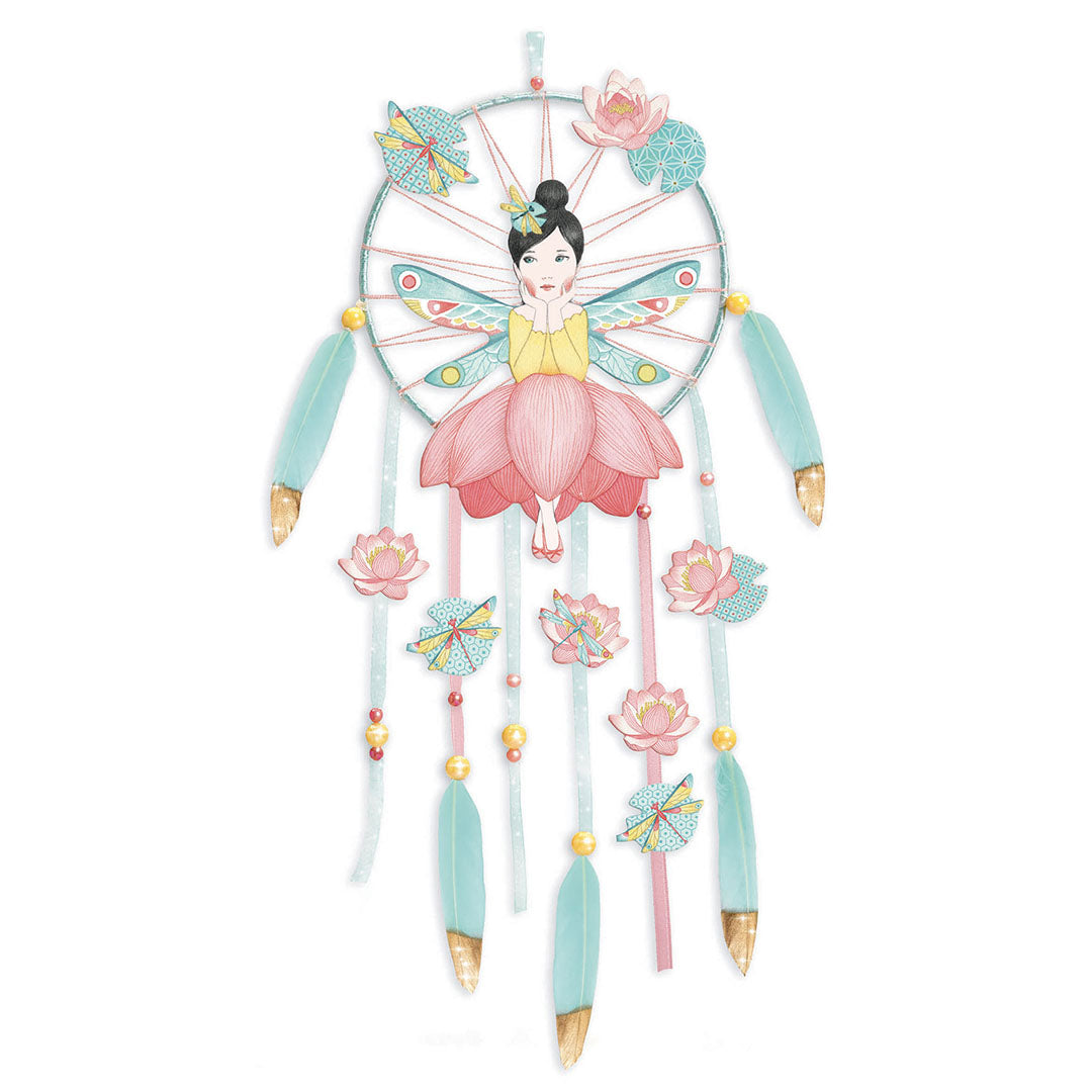De Djeco knutselset dromenvanger in de vorm van een lotus fee met bloemen en veren.