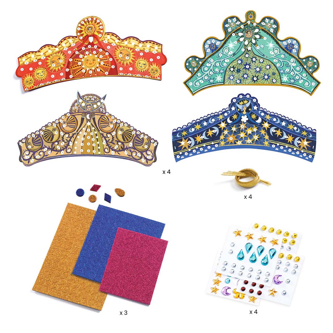De inhoud van de Djeco knutselset met vier onversierde diademen, glittervellen en mozaïekstickers.