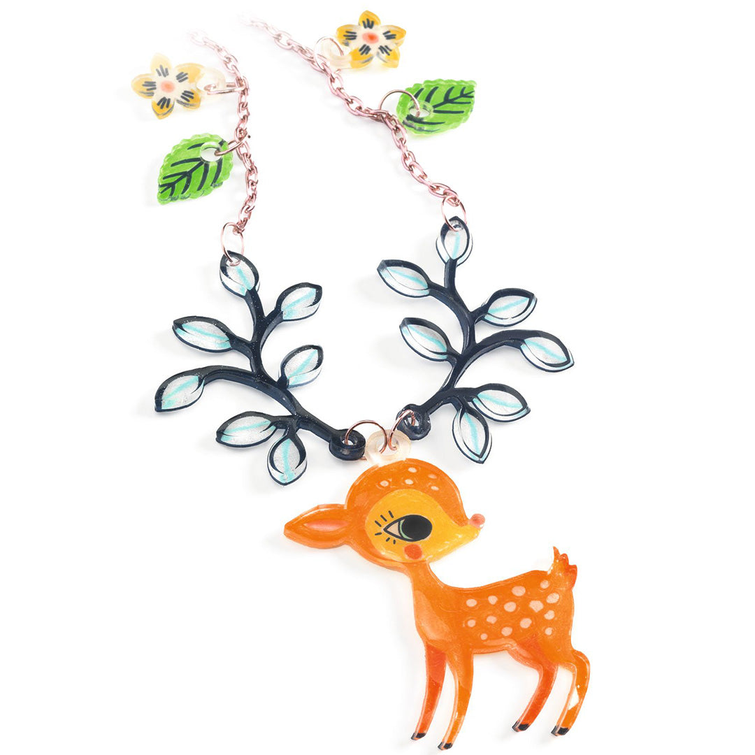 Close-up van een afgewerkte ketting uit de Djeco sieradenset met donkerblauwe bladeren, een oranje hertje en kleine bloem- en bladbedels.