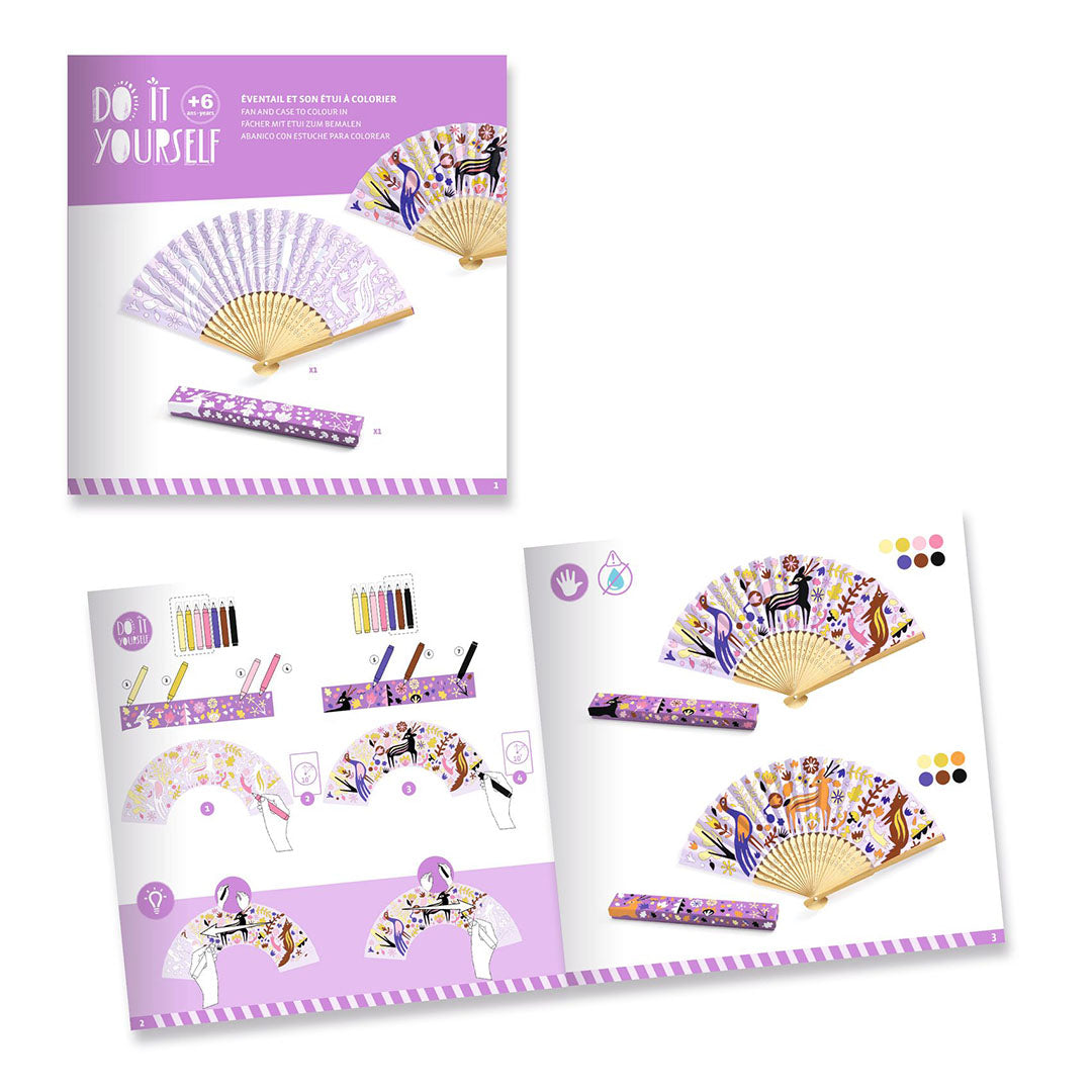 Een open instructieboekje van de Djeco knutselset DIY waaier bosdieren, met voorbeelden en stappen.