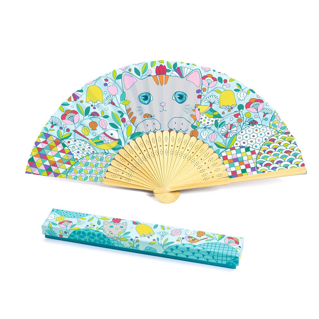 Een opengevouwen Djeco DIY waaier met poes en bloemenpatroon, naast een bijpassend etui.