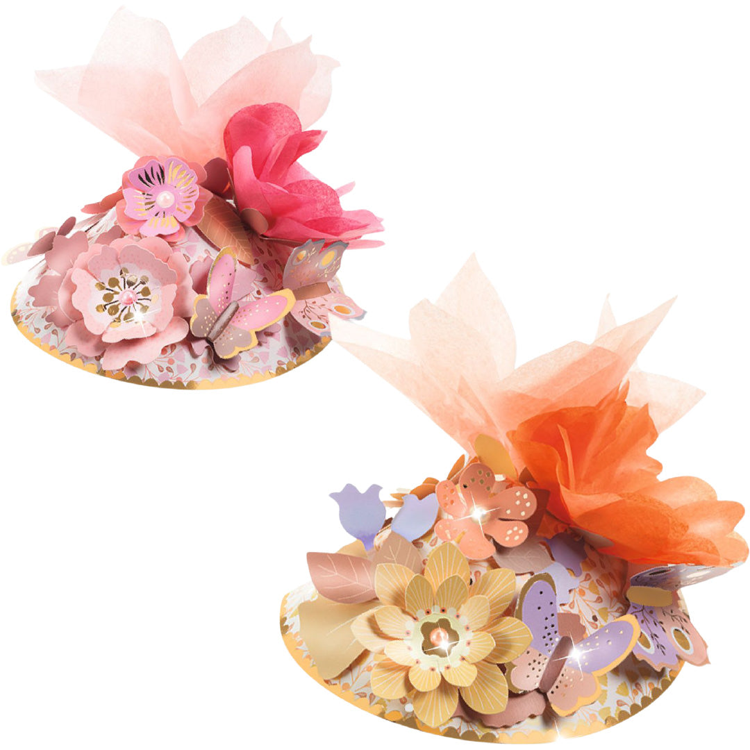 Twee gemaakte fascinator hoedjes met bloemen en vlinders in roze en oranje tinten.