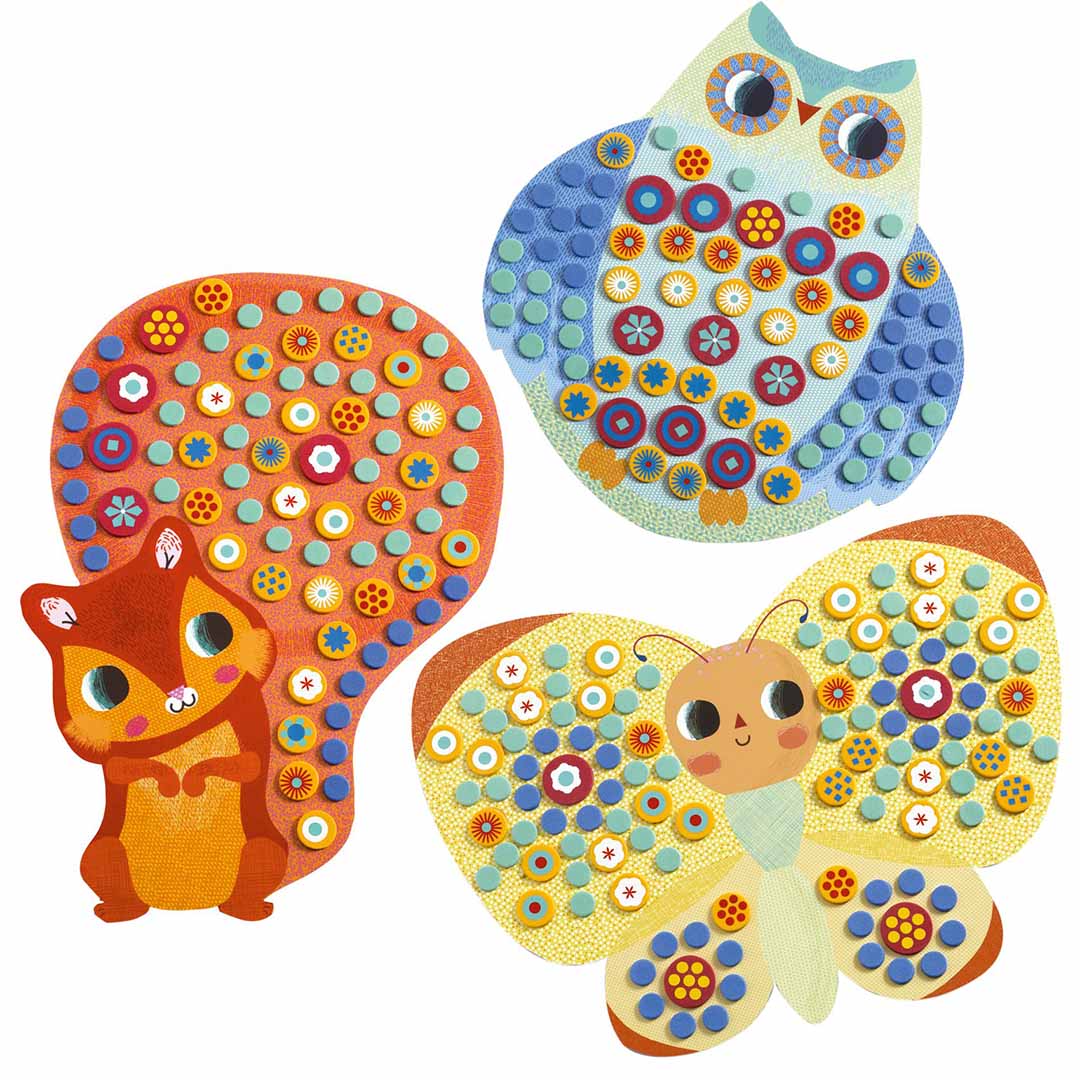 Drie voltooide mozaïekfiguren van een eekhoorn, uil en vlinder.