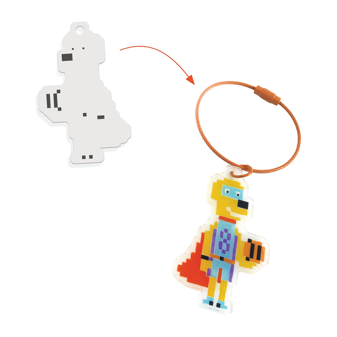 Een blanco krimpie dinkie vorm die verandert in een kleurrijke pixel helden sleutelhanger met een oranje metalen ring.