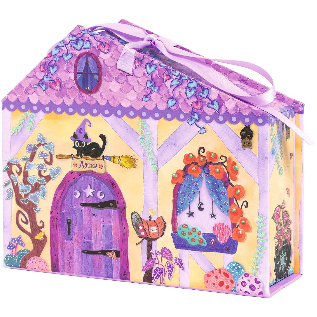 De kleurrijke, huisvormige verpakking van de Djeco knutselset met illustraties van een magisch huis en een zwarte kat.