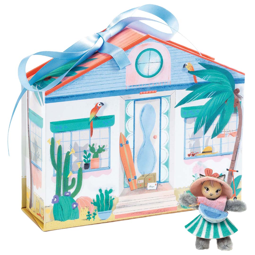 De verpakking van de Djeco knutselset 'Mi House - Mia', een decoratieve doos in de vorm van een huis met een blauw lint, met Mia de kat ervoor.