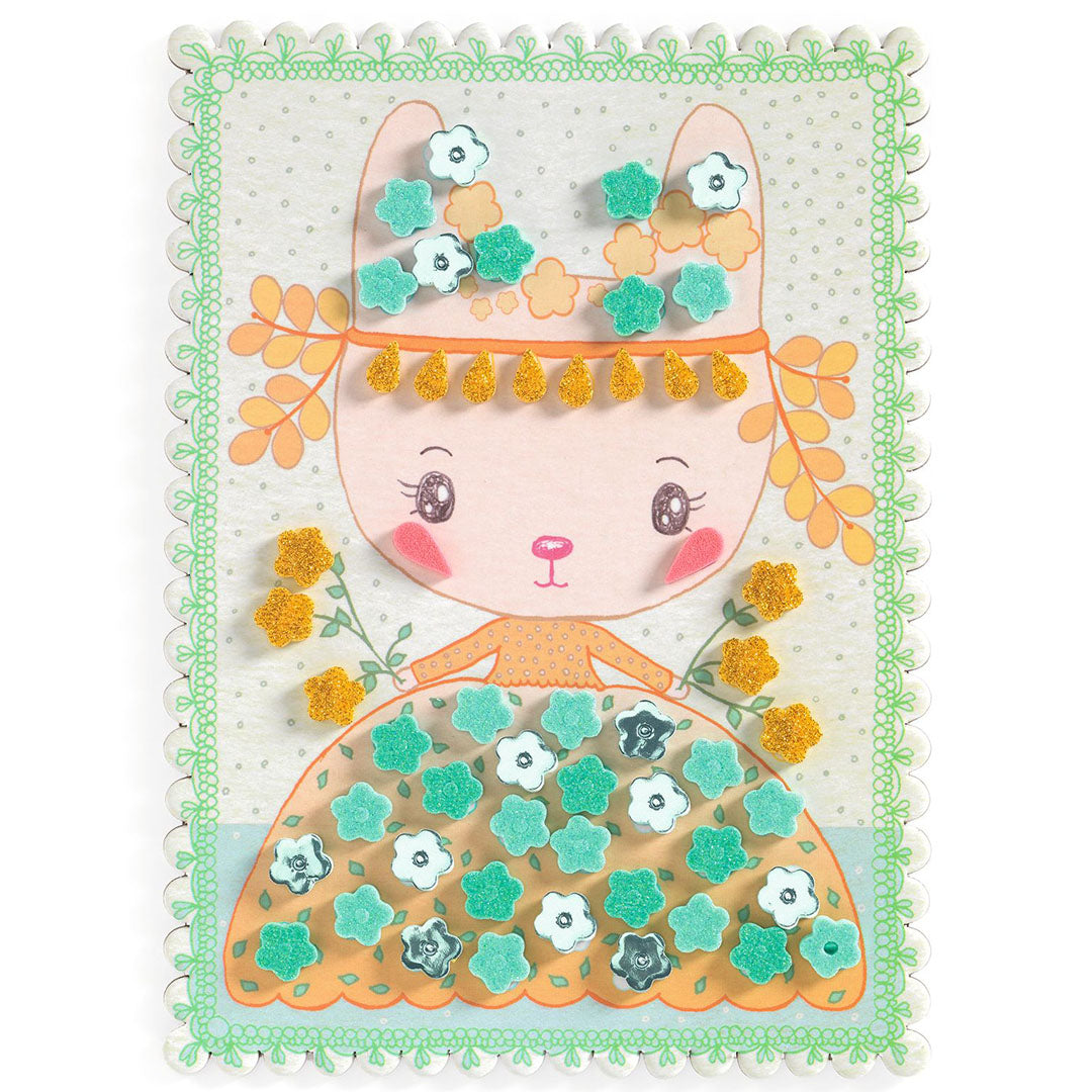 Gedetailleerd mozaïek knutselwerk van een konijn met bloemen op het hoofd en de jurk.
