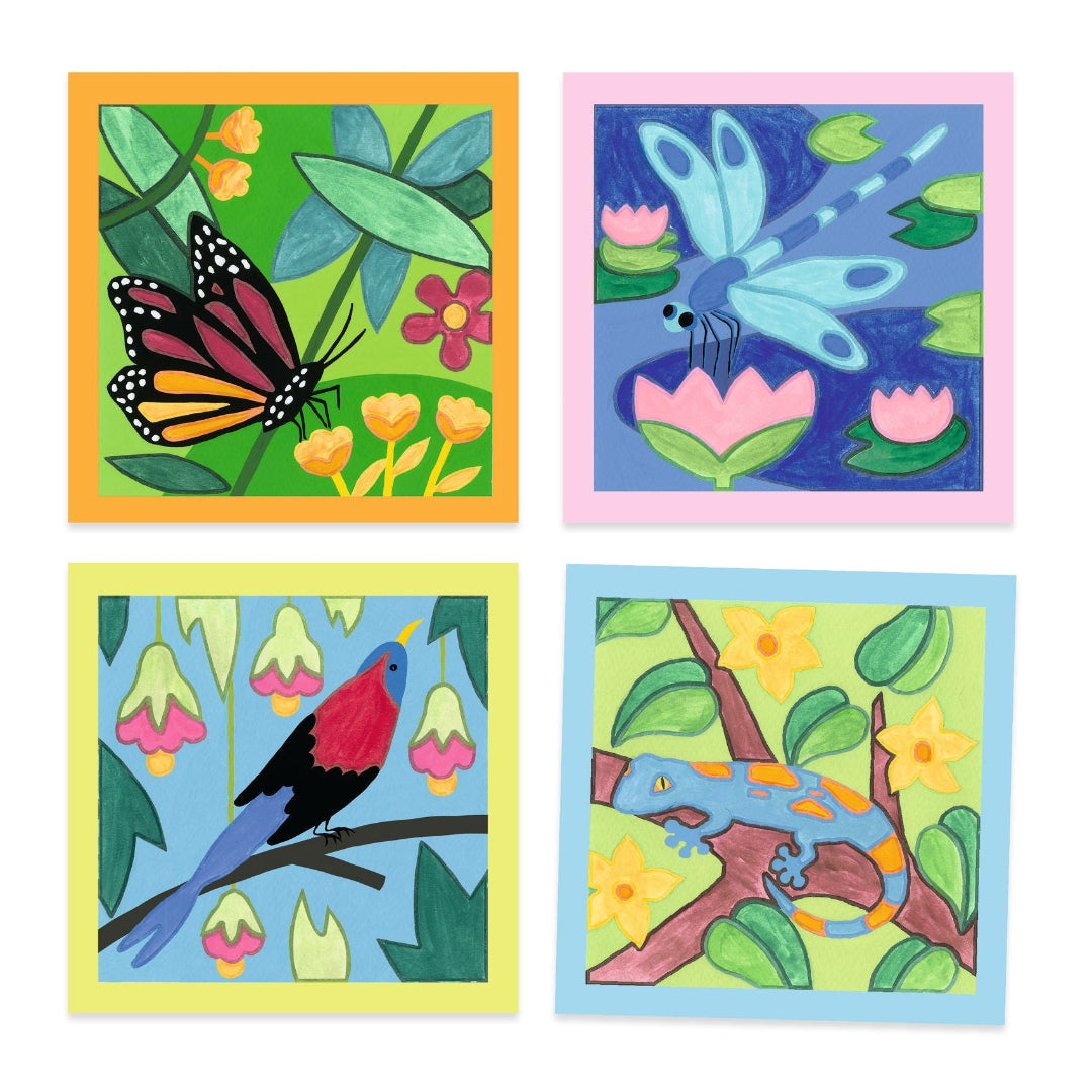 Vier ingekleurde kaarten van de Djeco knutselset met een vlinder, libelle, vogel en hagedis.