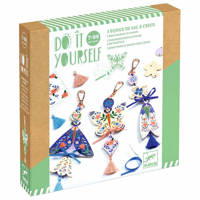 Djeco knutselset voor het maken van sleutelhangers met vlinder- en bloemmotieven, in de verpakking.