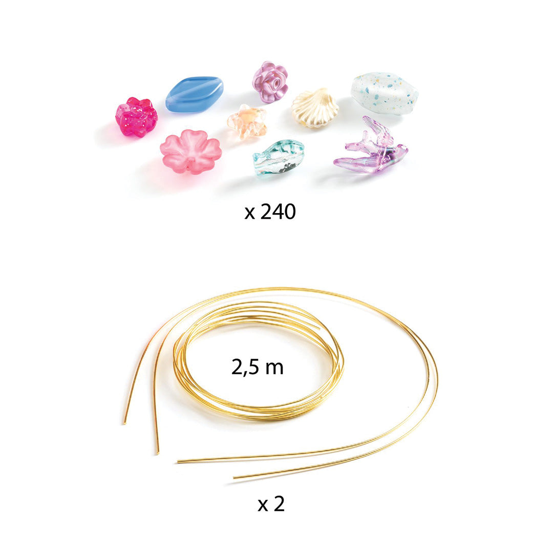 Detailfoto van diverse plastic kralen en twee rollen goudkleurig metaaldraad.