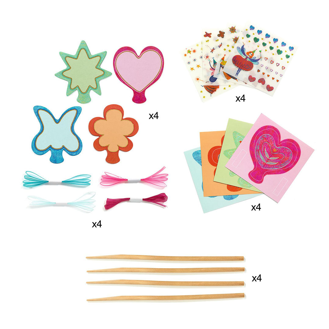 Alle onderdelen van de Djeco knutselset voor toverstokjes, inclusief stokjes, vormen, linten en stickers.