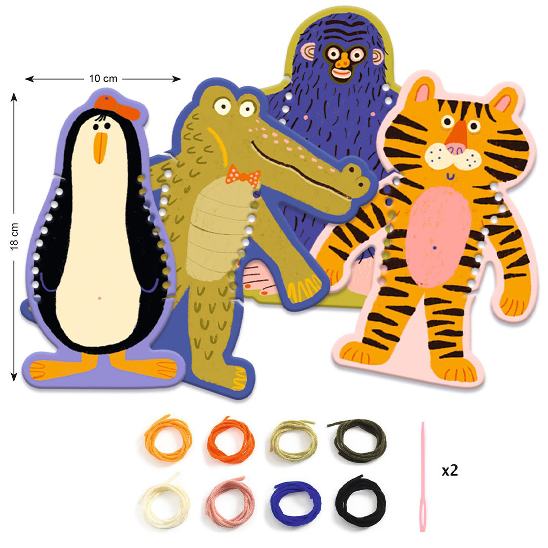 Drie Djeco dierenfiguren (pinguïn, krokodil, tijger) en de materialen van de knutselset weven, inclusief garen en naalden.