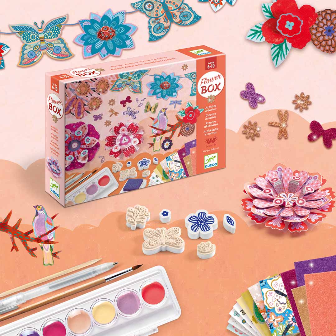 De Djeco knutselset 'Flower Box' met verf, penselen, stempels en papieren bloemen en vlinders.