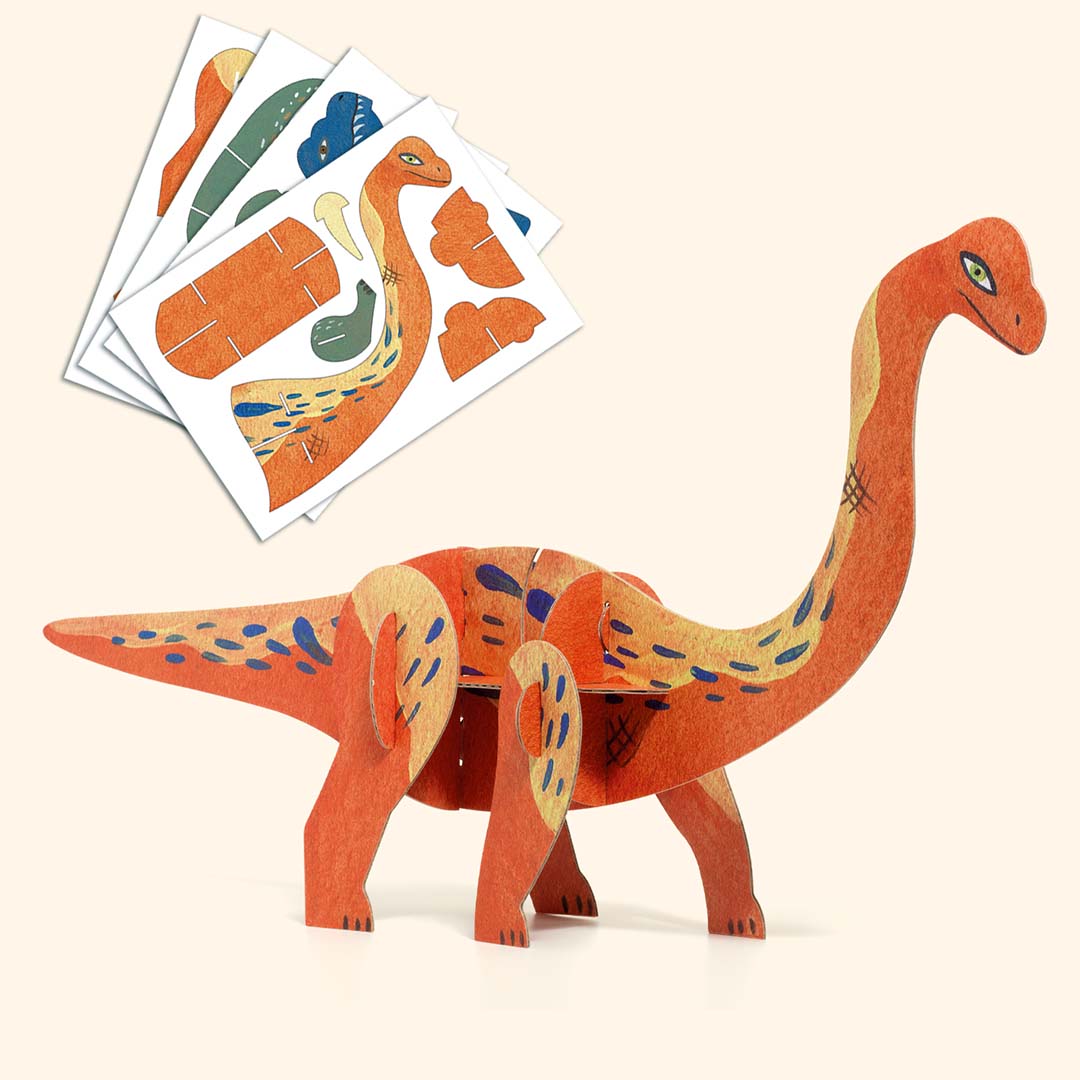 Demonstratie van een 3D-knutselactiviteit met voorgesneden kartonnen onderdelen en een geassembleerd oranje langnek dinosaurusmodel.
