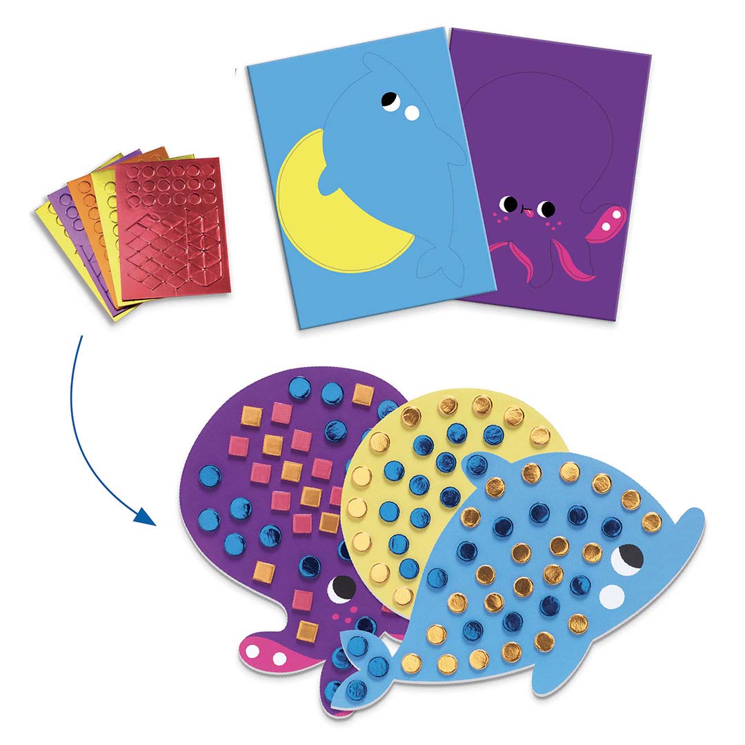 Een demonstratie van de Djeco knutselset met materialen voor het maken van mozaïekkunst van een dolfijn en een octopus.