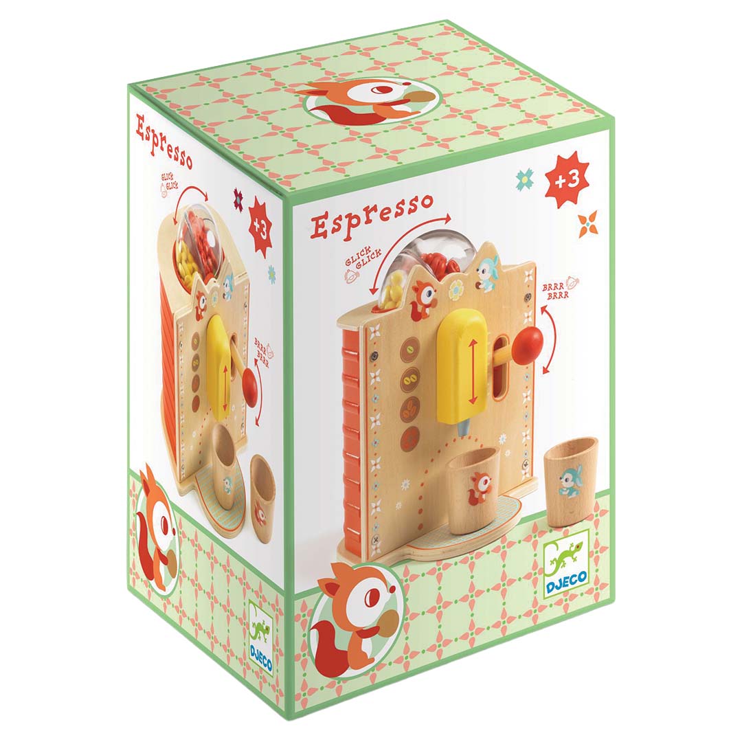 De productverpakking van het Djeco houten speelgoed koffiezetapparaat, bedrukt met afbeeldingen van het product.