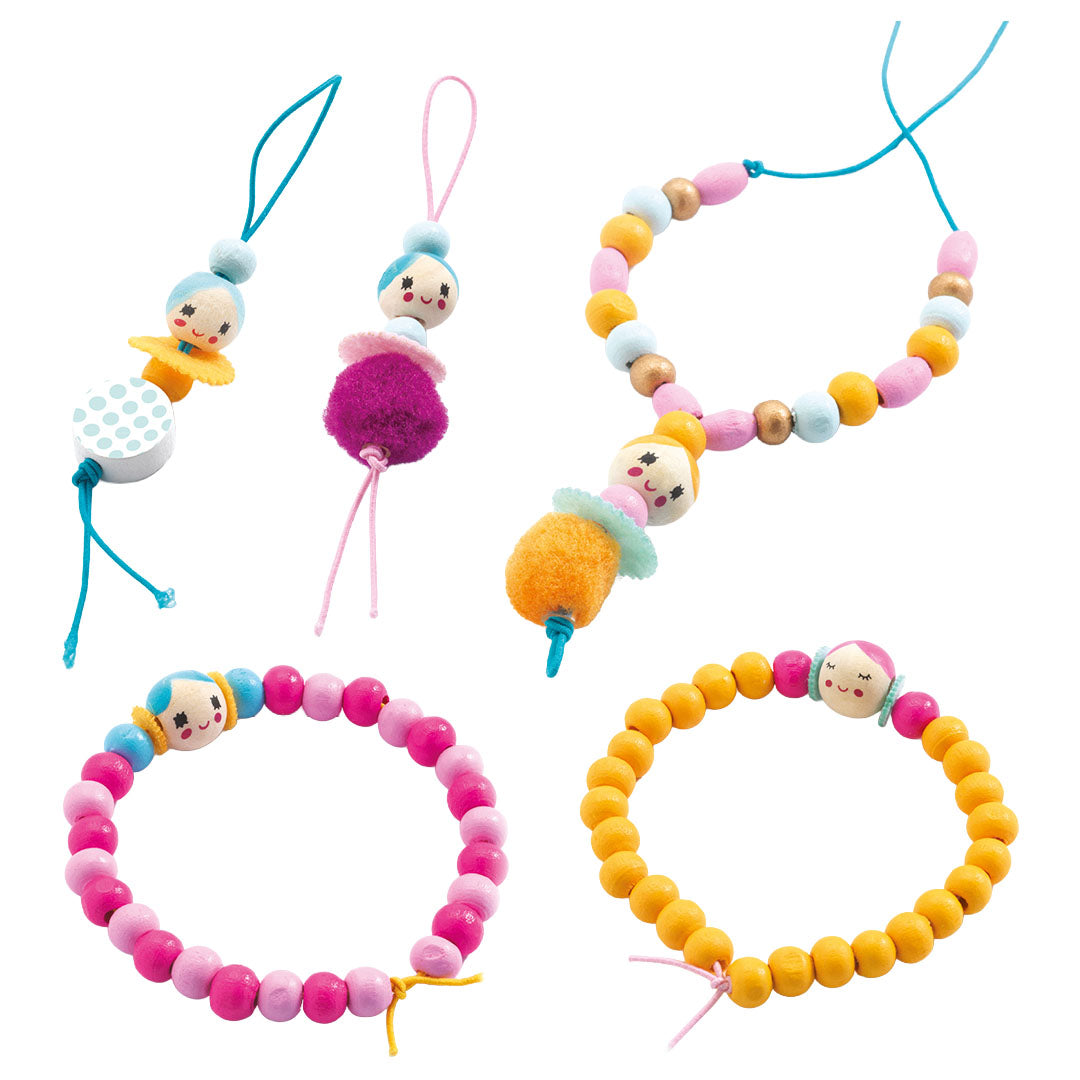 Vier voorbeelden van gemaakte sieraden met houten kralen en meisjesfiguren, waaronder armbanden en hangers.