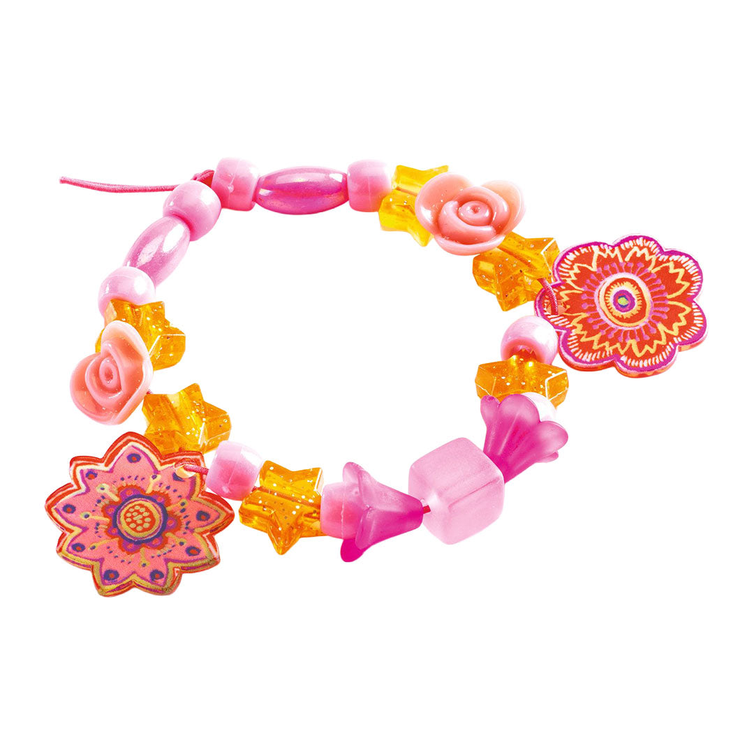 Een gemaakt armbandje van roze, oranje en gele kralen in bloem- en stervormen.
