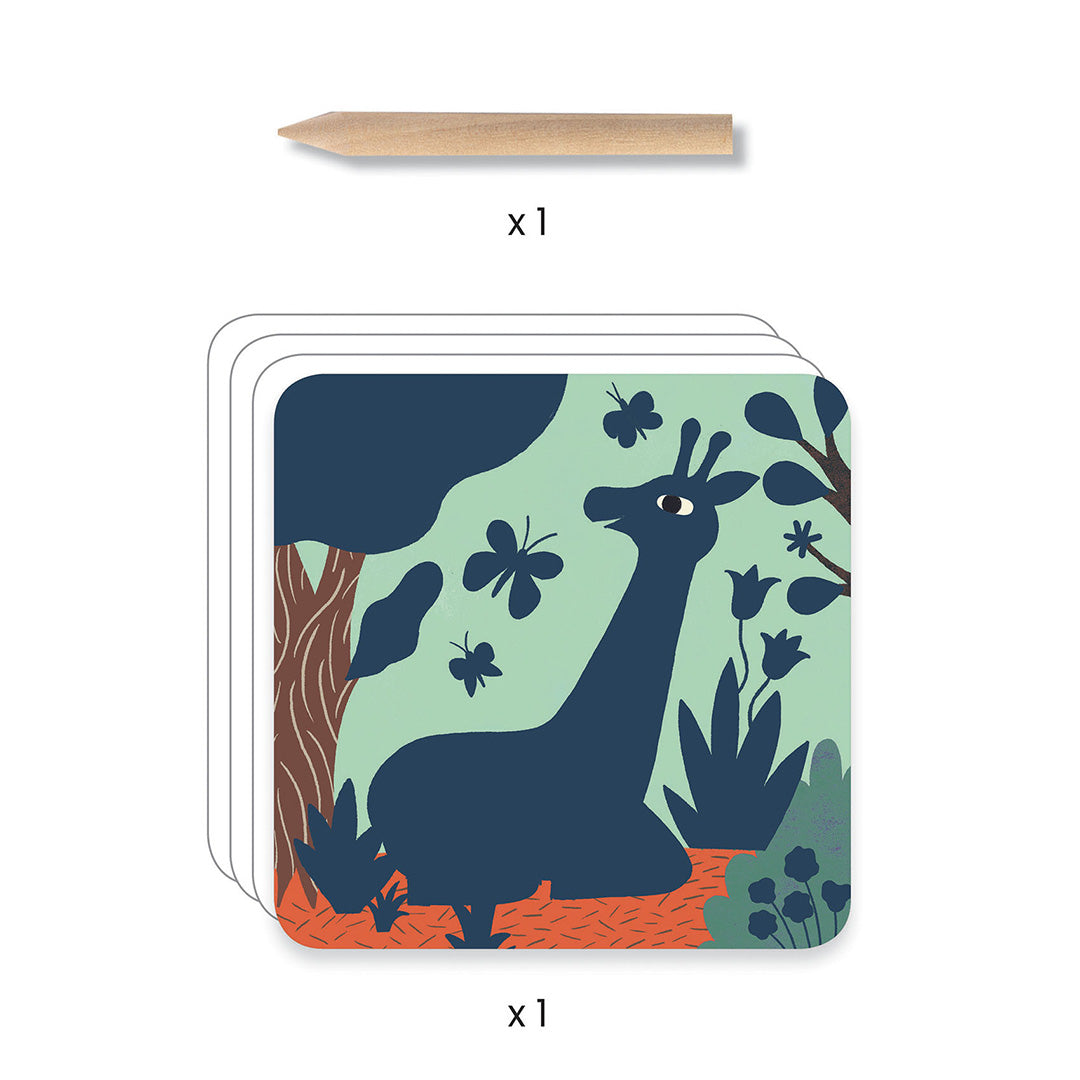 Infographic van de Djeco kraskaarten set met een houten kraspen en een stapel kaarten met een giraffe silhouet.