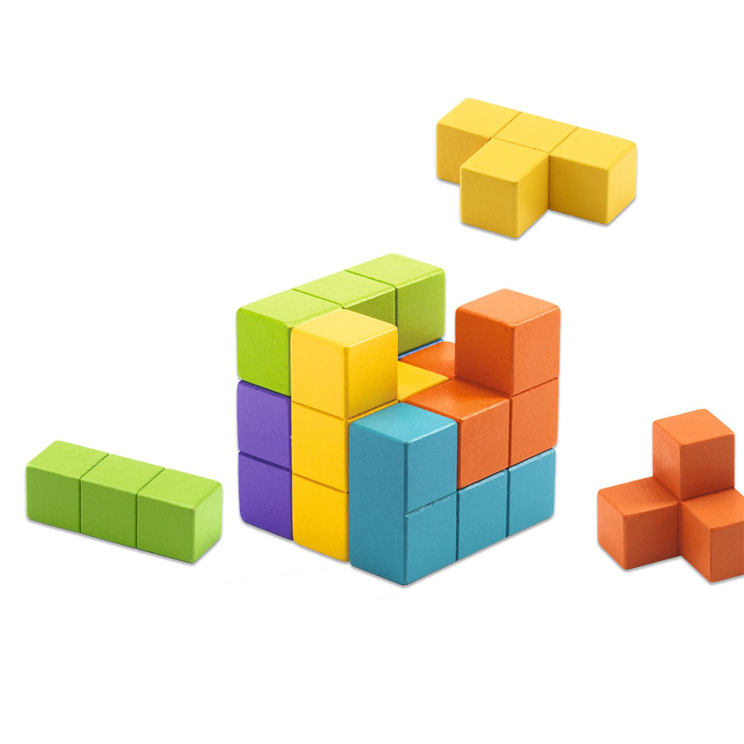 Kleurrijke houten blokken van het Cubissimo kubusspel, deels samengesteld tot een kubus.