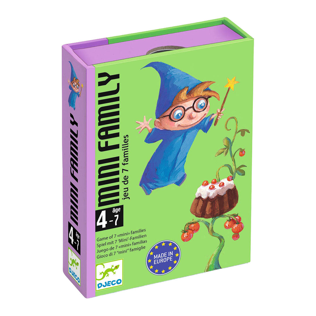 Schuin bovenaanzicht van de Djeco kwartet Mini Family kaartspel verpakking met een tovenaarsfiguur en een plant met cake.