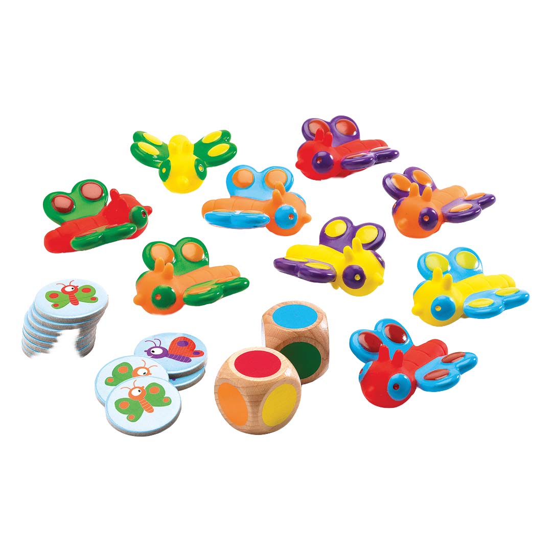 De onderdelen van het Djeco Little Observation spel, met kleurrijke plastic vlinders, houten dobbelstenen en kartonnen fiches.