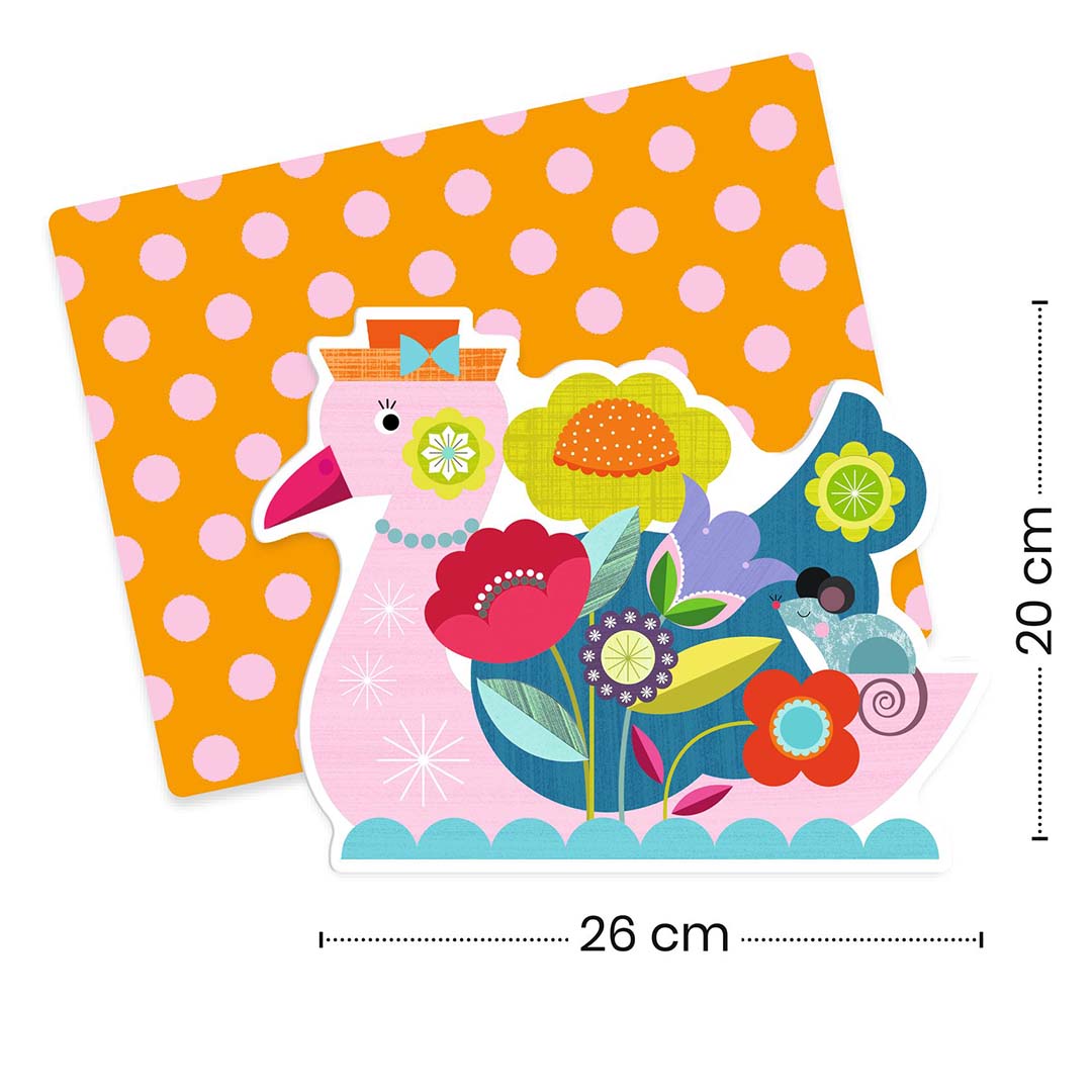 Een ingekleurde Djeco magische kleurplaat van een zwaan met bloemen, met afmetingen van 26 bij 20 cm.