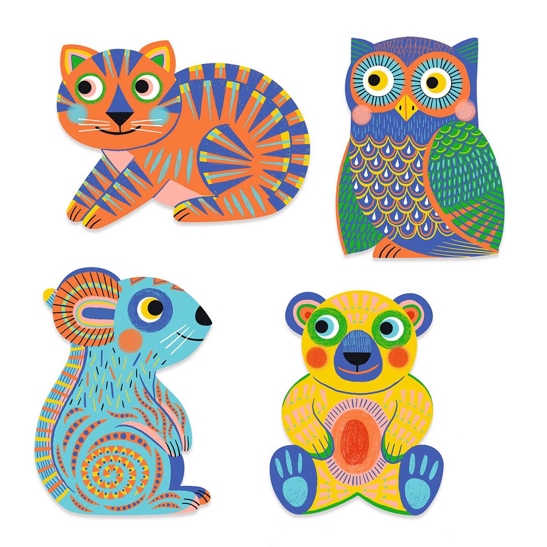 Vier ingekleurde Djeco magische kleurplaten in de vorm van een kat, uil, koala en beer met abstracte patronen.