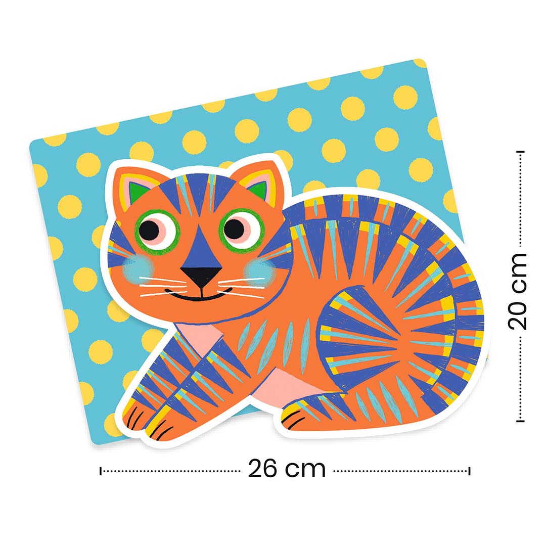 Schaalafbeelding van een ingekleurde Djeco magische kleurplaat in de vorm van een kat, met afmetingen van 26 cm bij 20 cm.