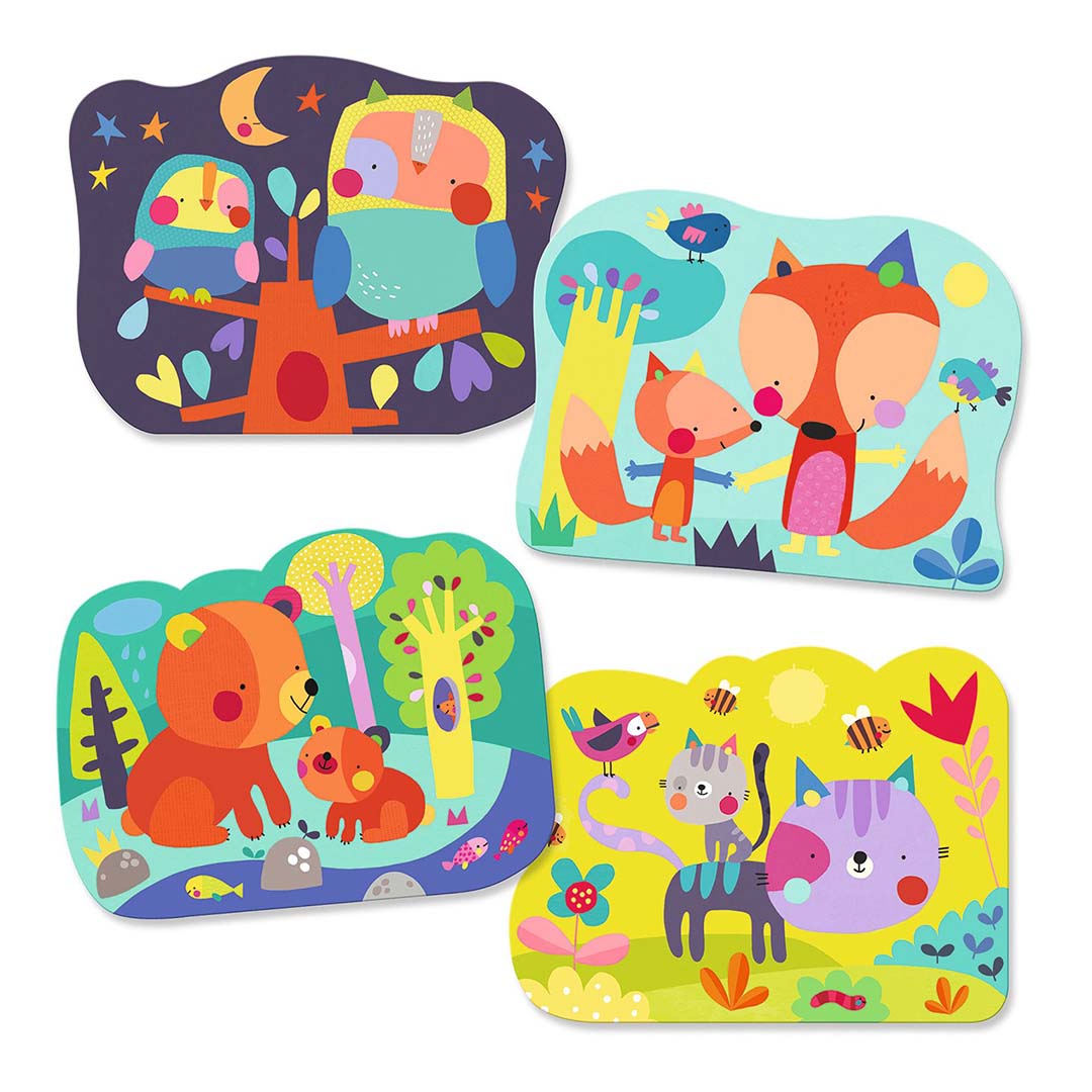 Vier ingekleurde Djeco magische kleurplaten met illustraties van een uilenfamilie, een vossenfamilie, een berenfamilie en een kattenfamilie.
