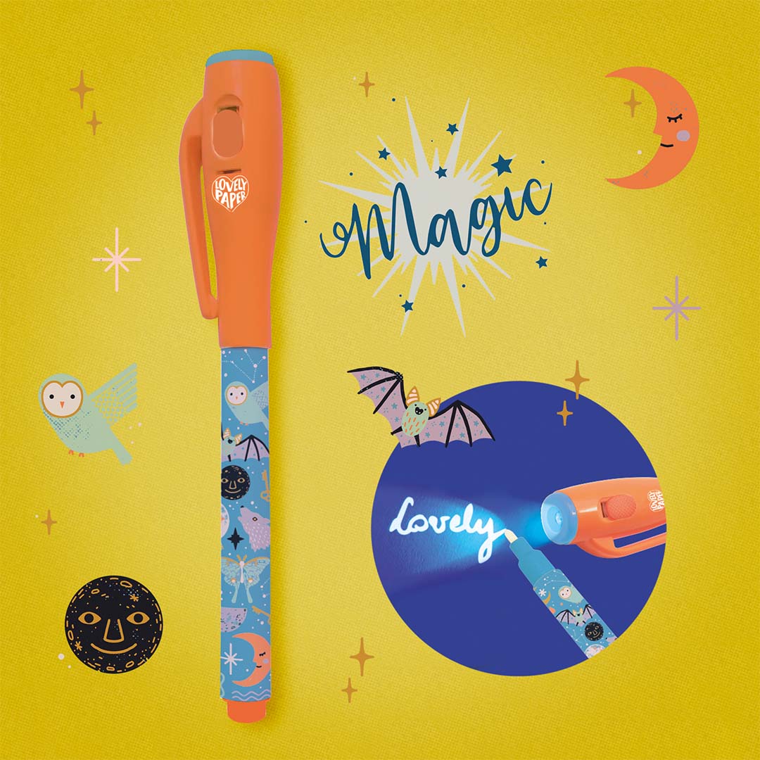 Djeco magische pen met dieren- en sterrenpatroon, naast een illustratie die de werking van de pen toont met een UV-licht.