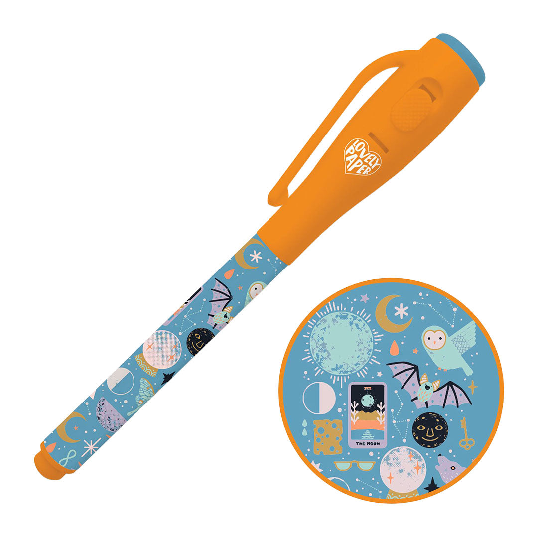 Djeco magische pen met een gedetailleerd patroon van uilen, vleermuizen, manen en sterren.