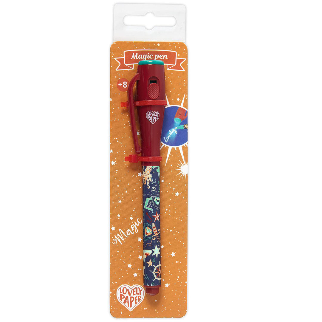 Djeco magische pen in de verpakking, met een donkerrode dop en een patroon van zeedieren en sterren op de pen.