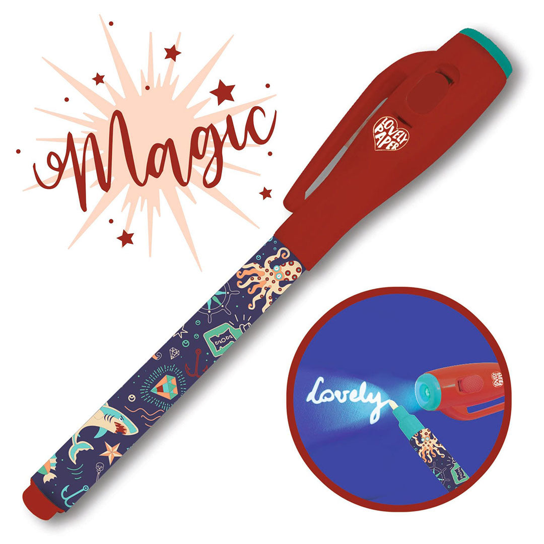 Djeco magische pen met een donkerrode dop en een patroon van zeedieren en sterren, inclusief een demonstratie van de onzichtbare inkt.