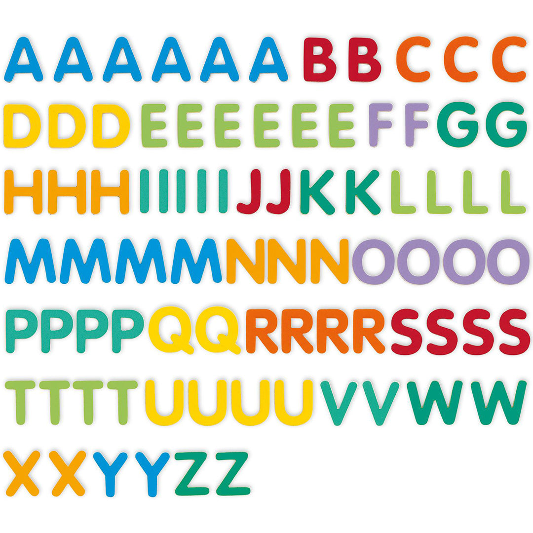 Een overzicht van alle 83 kleurrijke magnetische letters, gesorteerd per letter van het alfabet.