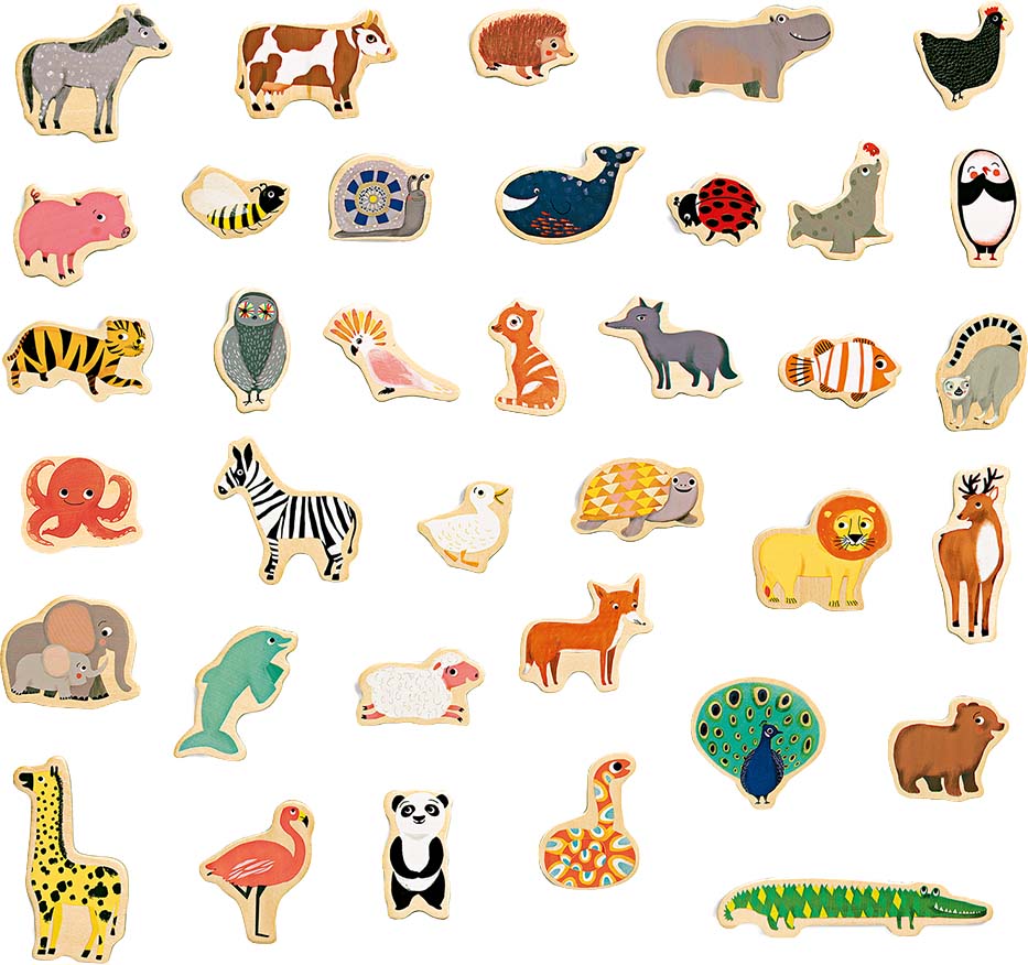 Een collectie van diverse houten dierenmagneten, waaronder een zebra, leeuw en olifant.
