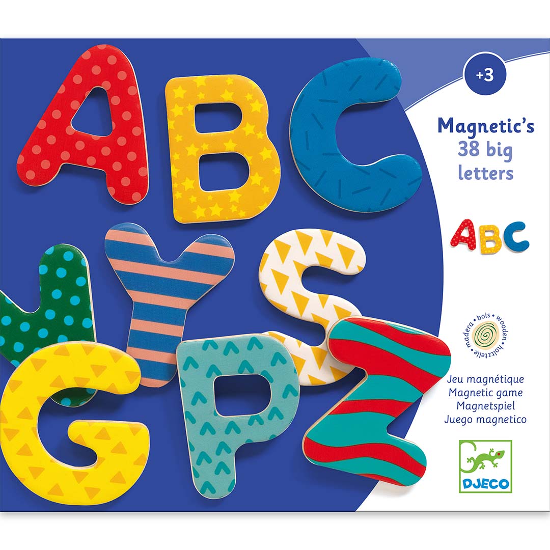 Djeco magnetische letters ABC, YSZ, GPZ met vrolijke patronen op een blauwe achtergrond.
