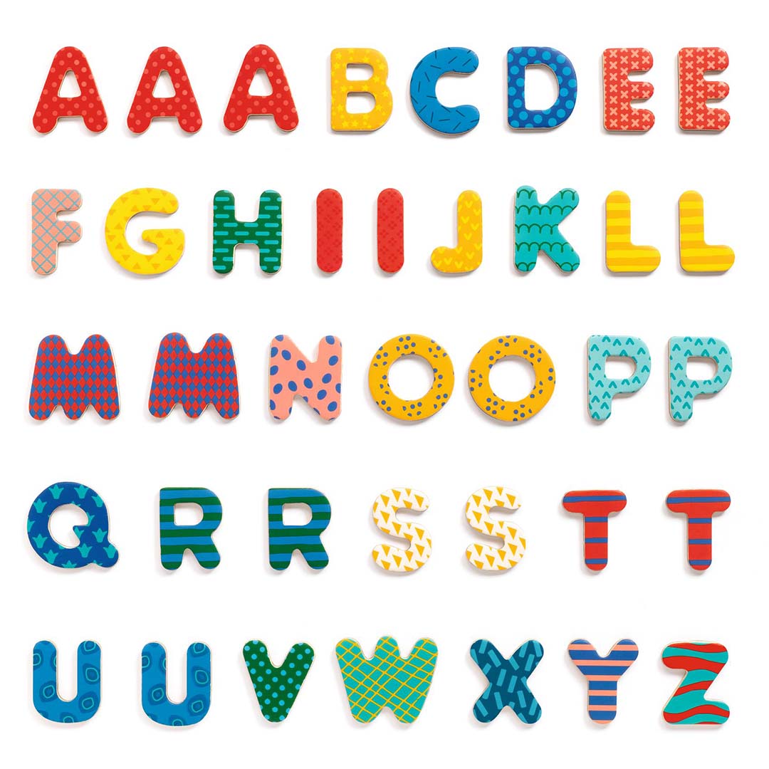 Een bovenaanzicht van 38 kleurrijke Djeco magnetische letters met verschillende patronen.